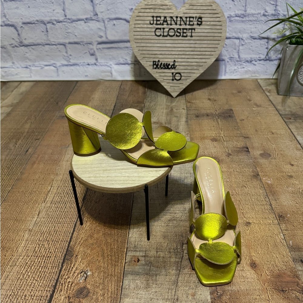 CECELIA NEW YORK
Bisquet Sandal In Yellow Metallic size 6